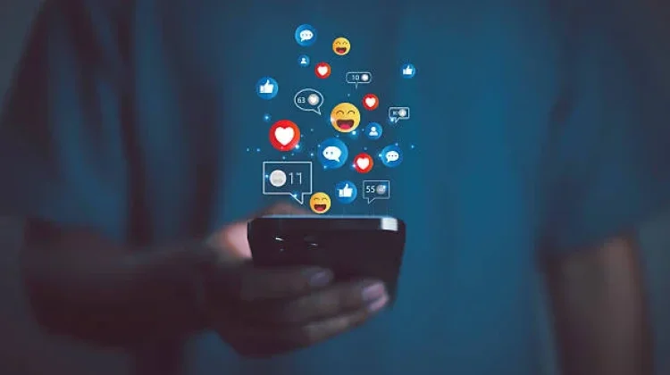 Media Sosial: Mendekatkan atau Justru Menjauhkan?
