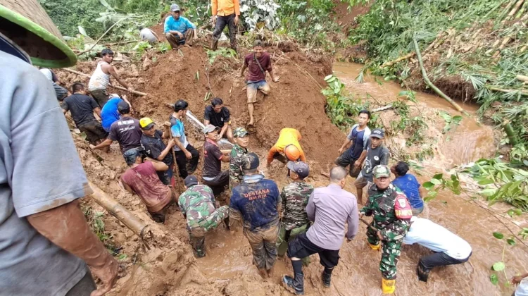 Longsor Menerjang Desa Petir Dramaga, Satu Korban Tertimbun Meninggal Dunia