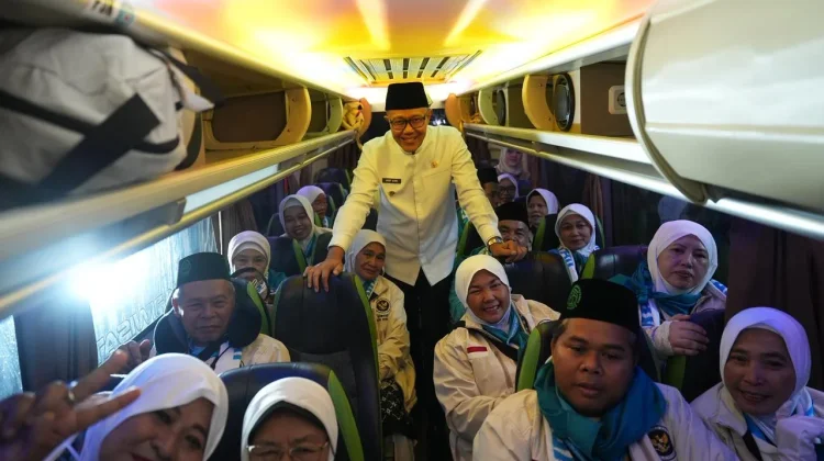Wali Kota Sukabumi Melepas Jemaah Calon Haji Kota Sukabumi Kloter 13