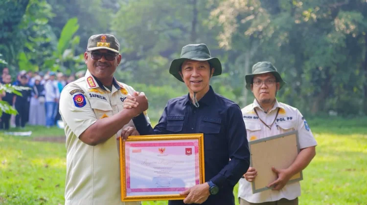 Dedie Rachim Terima Penghargaan dari Kemendagri Atas Perannya di Bidang Lingkung