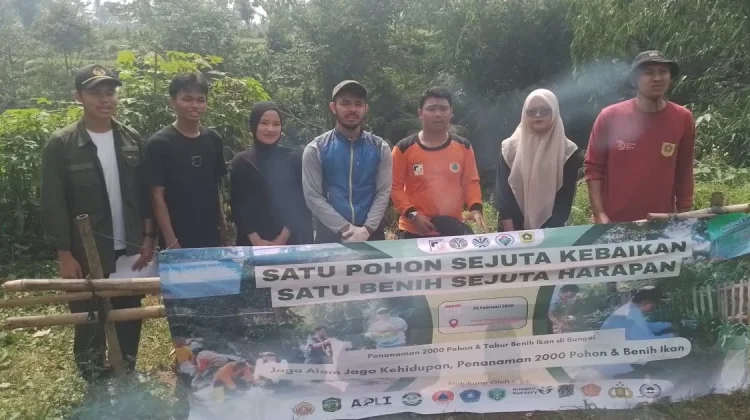 Cegah Bencana Alam, Warga Desa Pamijahan Bogor Tanam Pohon dan Bersihkan Sampah