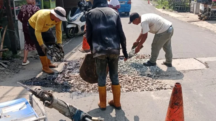 Jalan Rusak di Karehkel Leuwiliang Kabupaten Bogor Mulai Diperbaiki