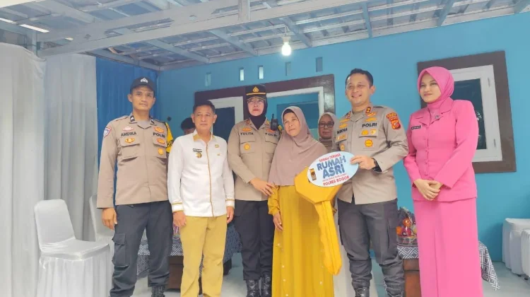 Terharu, Ibu Siti Terima Kunci Rumah Baru dari Kapolres Bogor