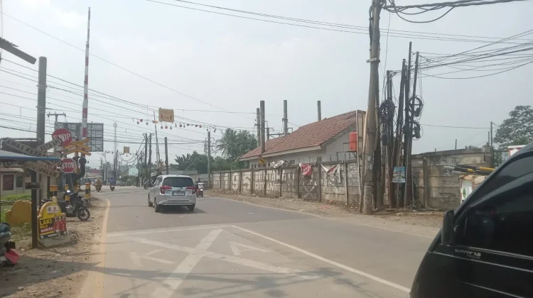 Pemprov Jabar Bangun Portal Pembatas di Jalan Raya Mohammad Toha Parungpanjang