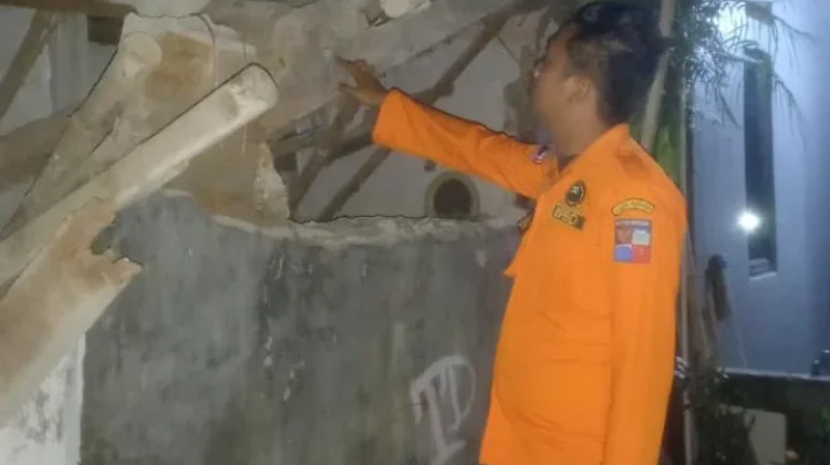 Tembok Rumah Warga di Tanah Sareal Bogor Ambruk akibat Lapuk
