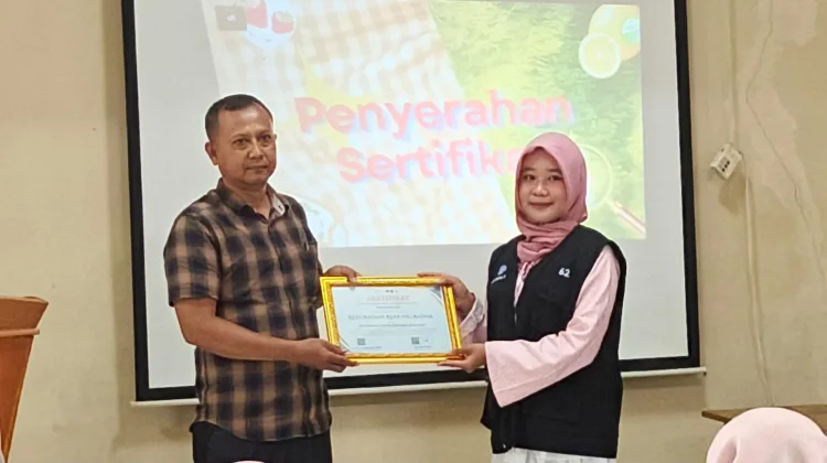 Mahasiswa IPB Gelar Kegiatan Cek Label Pangan di Kedung Badak