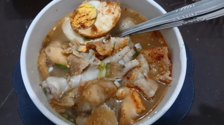 Batagor Kuah Ceker, Sensasi Pedas yang Menggoda Selera
