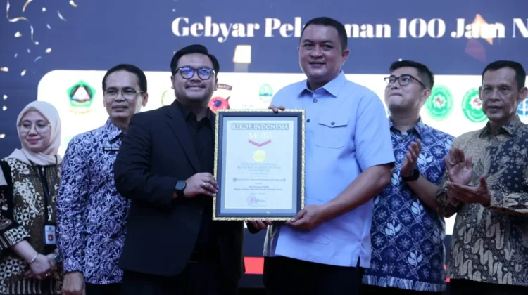 Bupati Bogor Terima Rekor MURI Pelayanan Publik 100 Jam Nonstop