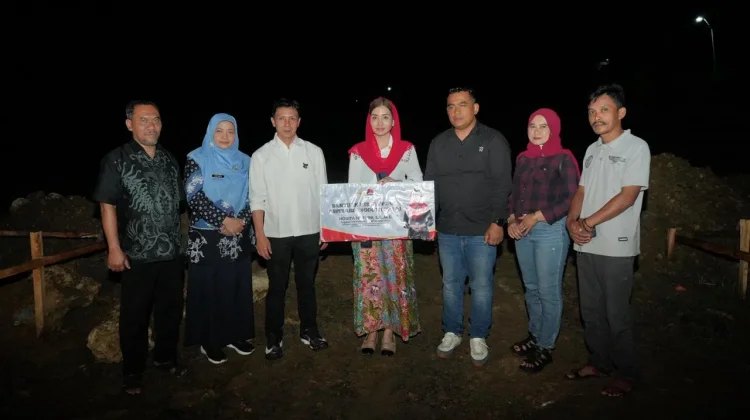 Anggota Komisi VII DPR RI Novita Hardini Salurkan CSR untuk Lapangan Budaya Dongko