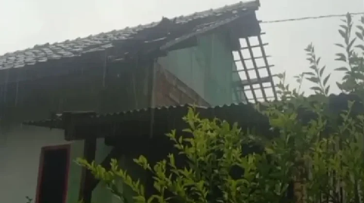 Kecamatan Rumpin Salurkan Bantuan kepada Puluhan Rumah Terdampak Puting Beliung