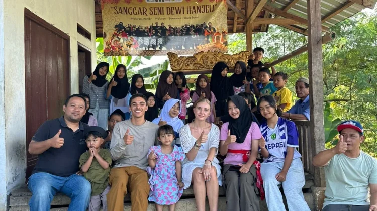 Wisatawan Mancanegara Kunjungi Desa Wisata Hanjeli Waluran Sukabumi