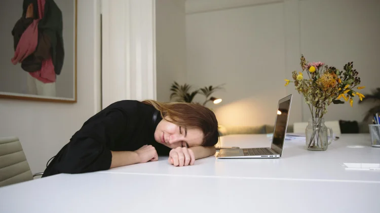 Bangun Tidur Siang Malah Terasa Mual? Ini Penyebabnya