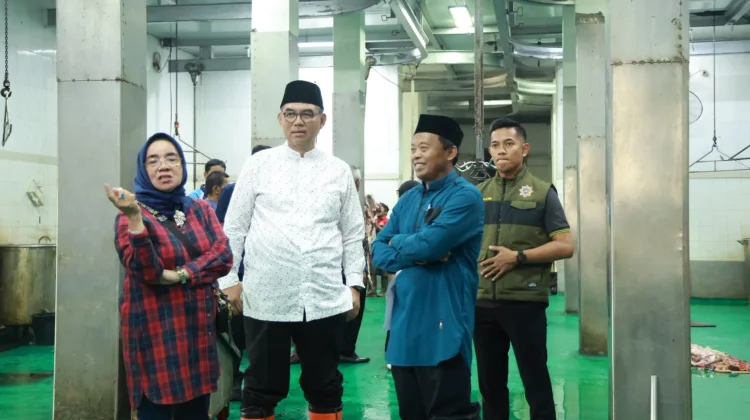 Sekda Bogor Tinjau Kurban di RPH Cibinong, Tekankan Kepedulian Sosial