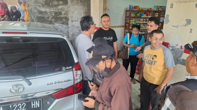 Mobil Mini Bus Tabrak Warung dan Gerobak di Tenjo Bogor