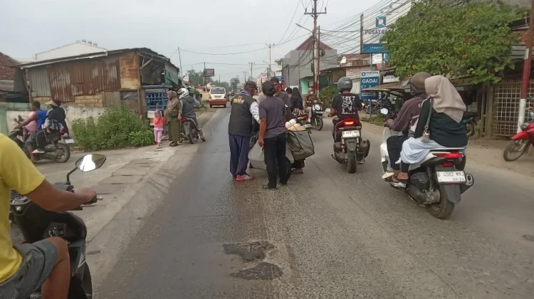 Jalan Cicangkal Rumpin Licin, Mobil Pengangkut Solar Tergelincir