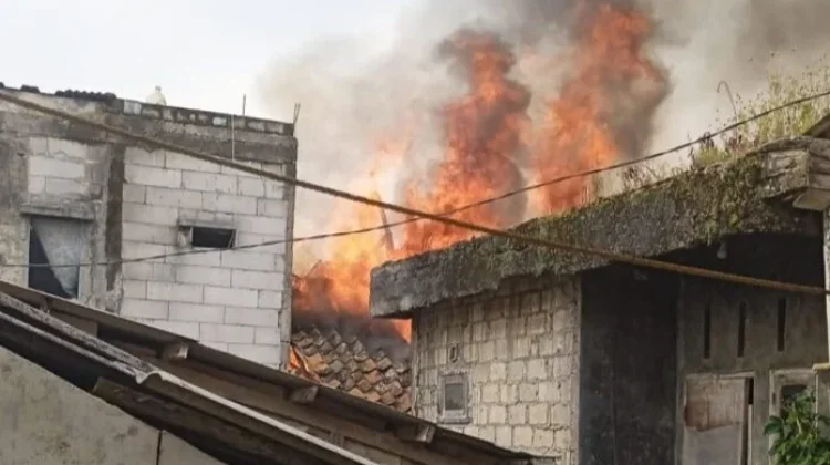 Rumah Lansia Hangus Terbakar di Caringin Bogor