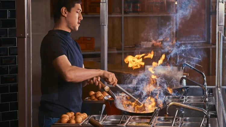 Asap Masakan di Dapur Minim Ventilasi Ancam Paru-Paru