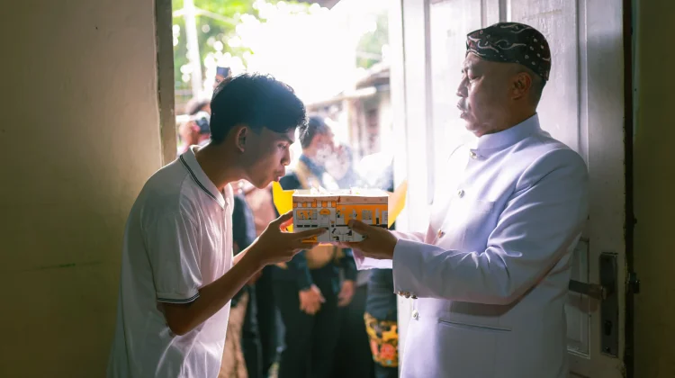 Sekda Kota Bogor Antar Langsung KTP dan KIA kepada Warga di HJB Ke-544