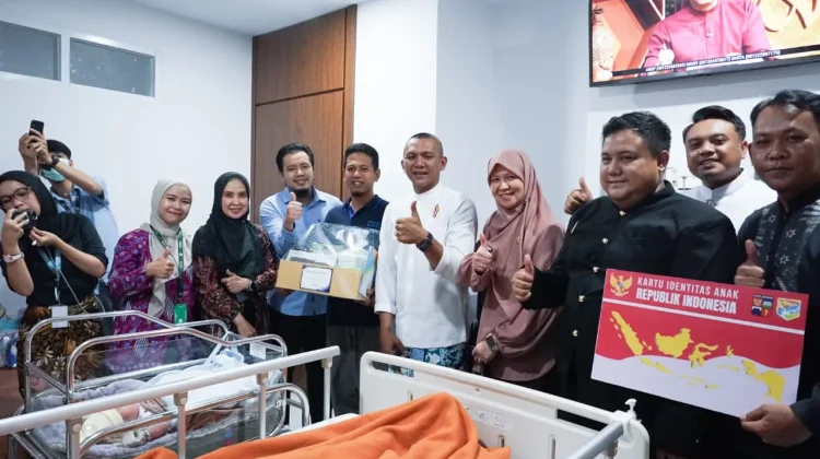 HJB Ke-544, Jenal Mutaqin Antar e-KTP Perdana dan Akta Kelahiran Bayi