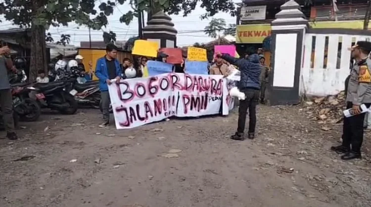 Mahasiswa dan Warga Demo Jalan Rusak di Ciampea Kabupaten Bogor