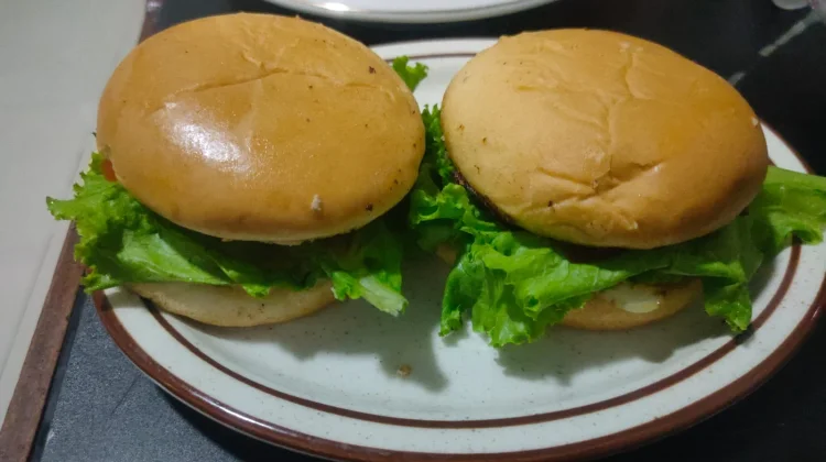 Resep Burger Homemade Sederhana, Juicy dan Lezat Ala Kafe di Rumah