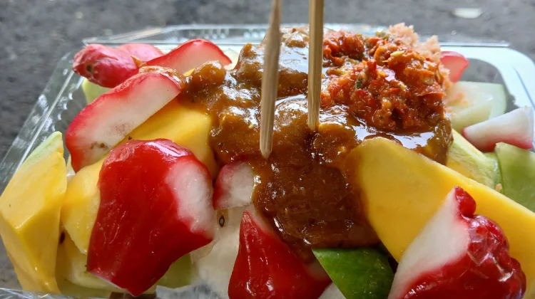 Rujak: Harmoni Rasa Kuliner Tradisional yang Tak Lekang oleh Waktu
