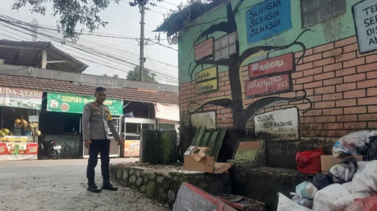 Truk Boks Berstiker BGN Tabrak Gapura di Tamansari Bogor