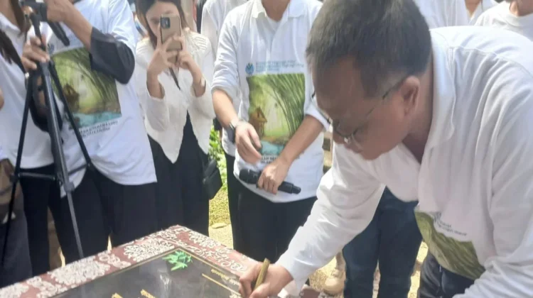 KLH Berikan Apresiasi Hutan Kota Bambu Tegar Beriman