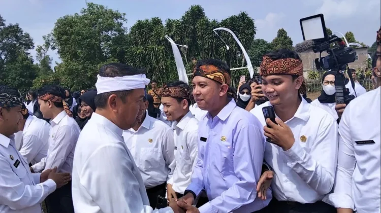 Gubernur Jabar Lantik 746 PNS dan Lulusan IPDN di Sukamakmur Bogor