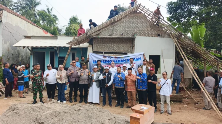 Komunitas Wartawan Online Bogor Gelar Aksi Sosial Bedah Rumah