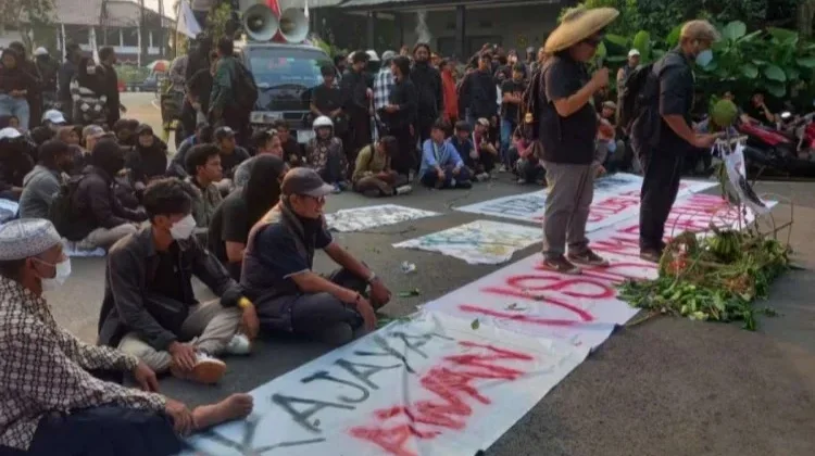 Ratusan Warga Sukajaya Kepung Pendopo Bupati Tolak Perpanjangan SHGB PT PMC