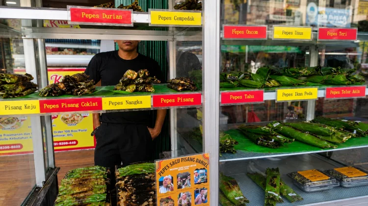 Pepes Sagu Pisang, Pepes Manis yang Jadi Daya Tarik Kuliner Suryakencana Bogor