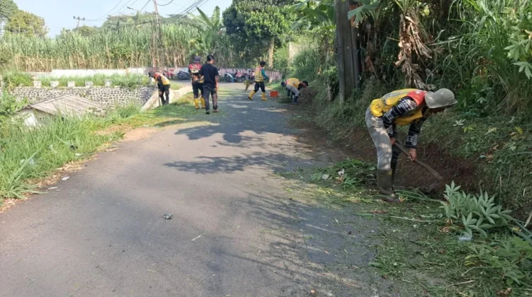 Jalur Alternatif Puncak Ditata, Drainase dan Bahu Jalan Dibersihkan