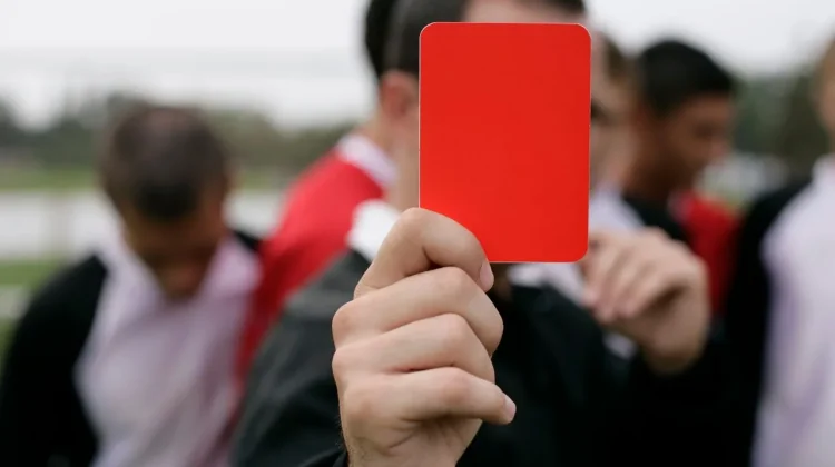 Kartu Merah karena Tutup Mulut, Mengapa FIFA Membuat Aturan Ini?
