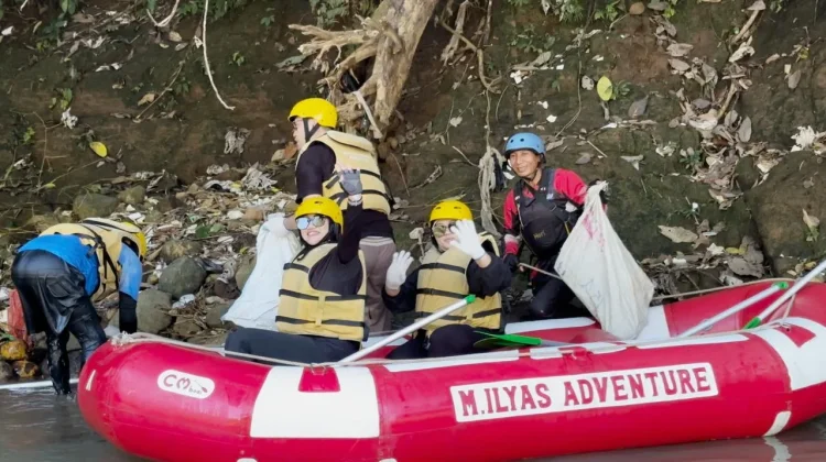 Rayakan HJB ke-544. Perumda Tirta Pakuan dan BAPPERIDA Bersihkan Sungai Cisadane