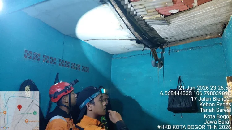 Atap Rumah Warga Kebon Pedes Ambruk akibat Cuaca Ekstrem