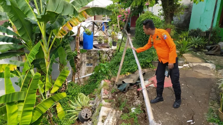 Longsor di Ciparigi Ganggu Akses Jalan Setapak Warga
