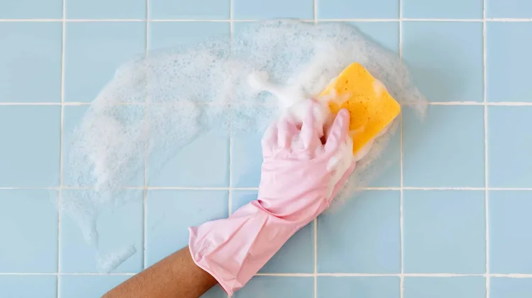Membersihkan Lantai Kamar Mandi Berkerak tanpa Bahan Kimia, Cukup Pakai Cuka
