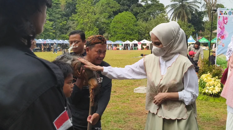 Komunitas Hewan Bogor Edukasi Pengunjung Flona lewat Pengenalan Satwa