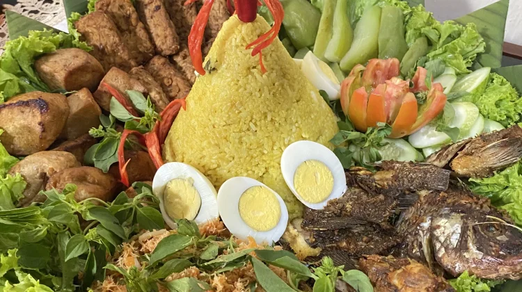 Tumpeng Nasi Kuning, Simbol Syukur dan Kebersamaan