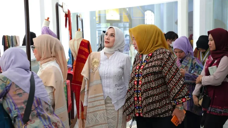 Naik Bentor (Becak Motor), Ketua TP PKK Kota Bogor Ikuti Rangkaian APEKSI 2026 di Medan