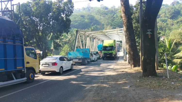 Truk Mogok Sebabkan Kemacetan Panjang di Jalan Transyogi Tamansari