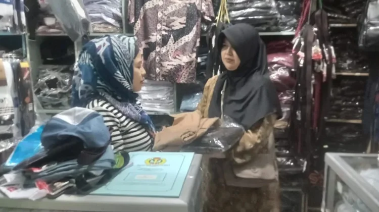 Tahun Ajaran Baru Sekolah, Pedagang Seragam diserbu Pembeli di Pasar Cisarua