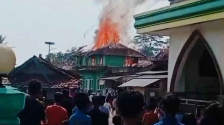 Asrama Santri Ponpes Riyadhul Hidayah Al-Kholiliyah Jasinga Bogor Ludes Terbakar