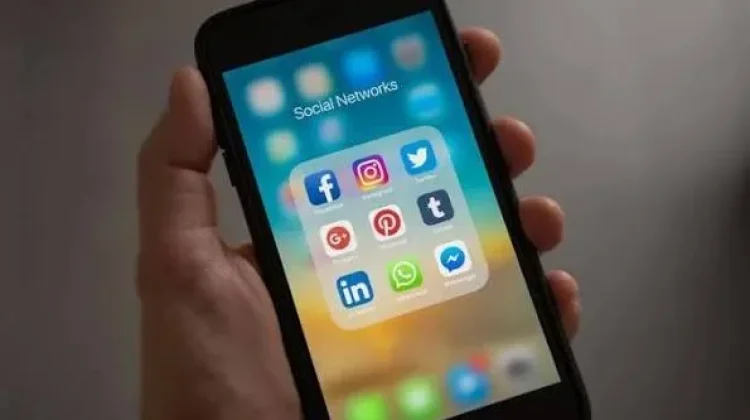 Kenali Dampak Negatif Media Sosial yang Perlu Kamu Ketahui