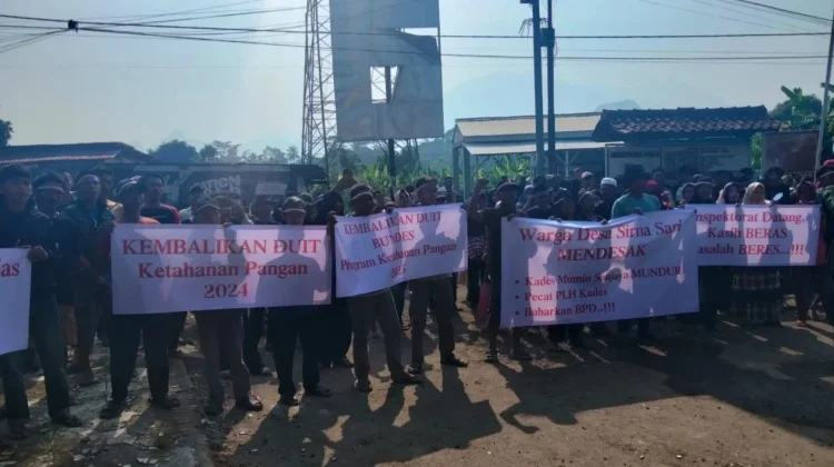 Aksi Unjuk Rasa Warga Sirnasari yang Mendesak Kades Mundur Berjalan Kondusif