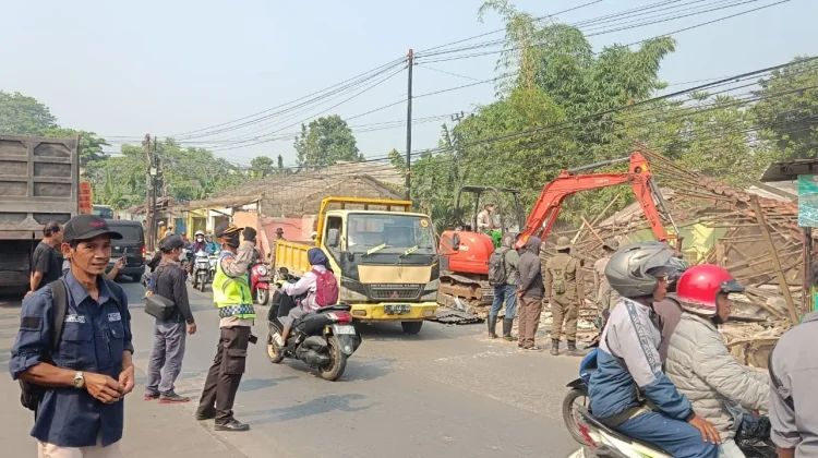 Forkopimcam Parung Tertibkan Bangli yang Berdiri di Saluran Irigasi Cogreg
