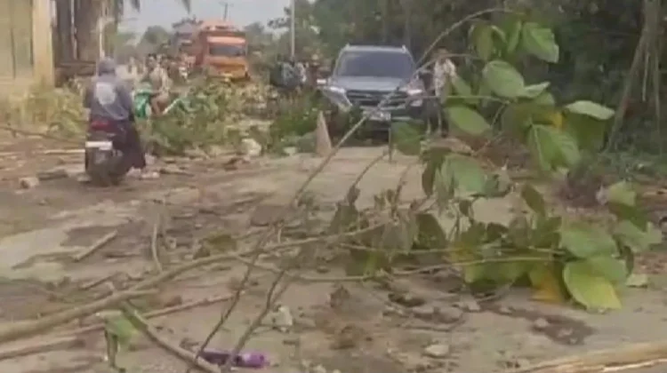 Warga Parungpanjang Tutup Jalan Provinsi akibat Debu ditengah Perbaikan Jalan