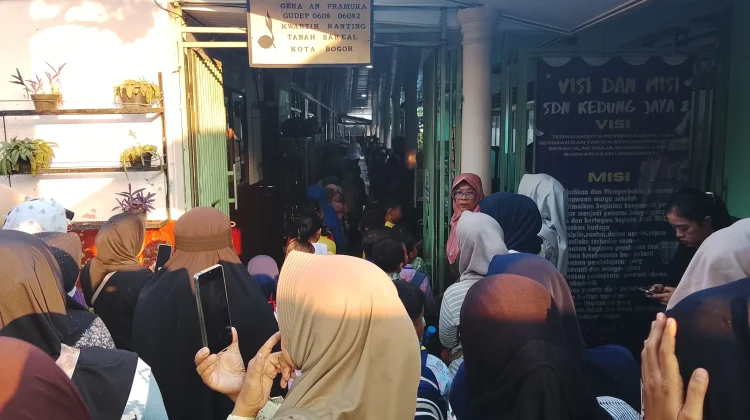 Ratusan Siswa Baru dan Wali Murid Padati Hari Pertama MPLS di SDN Kedung Jaya 2 Bogor
