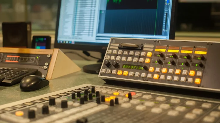 Menolak Punah, Mengapa Pendengar Radio Tetap Setia di Era Digital?
